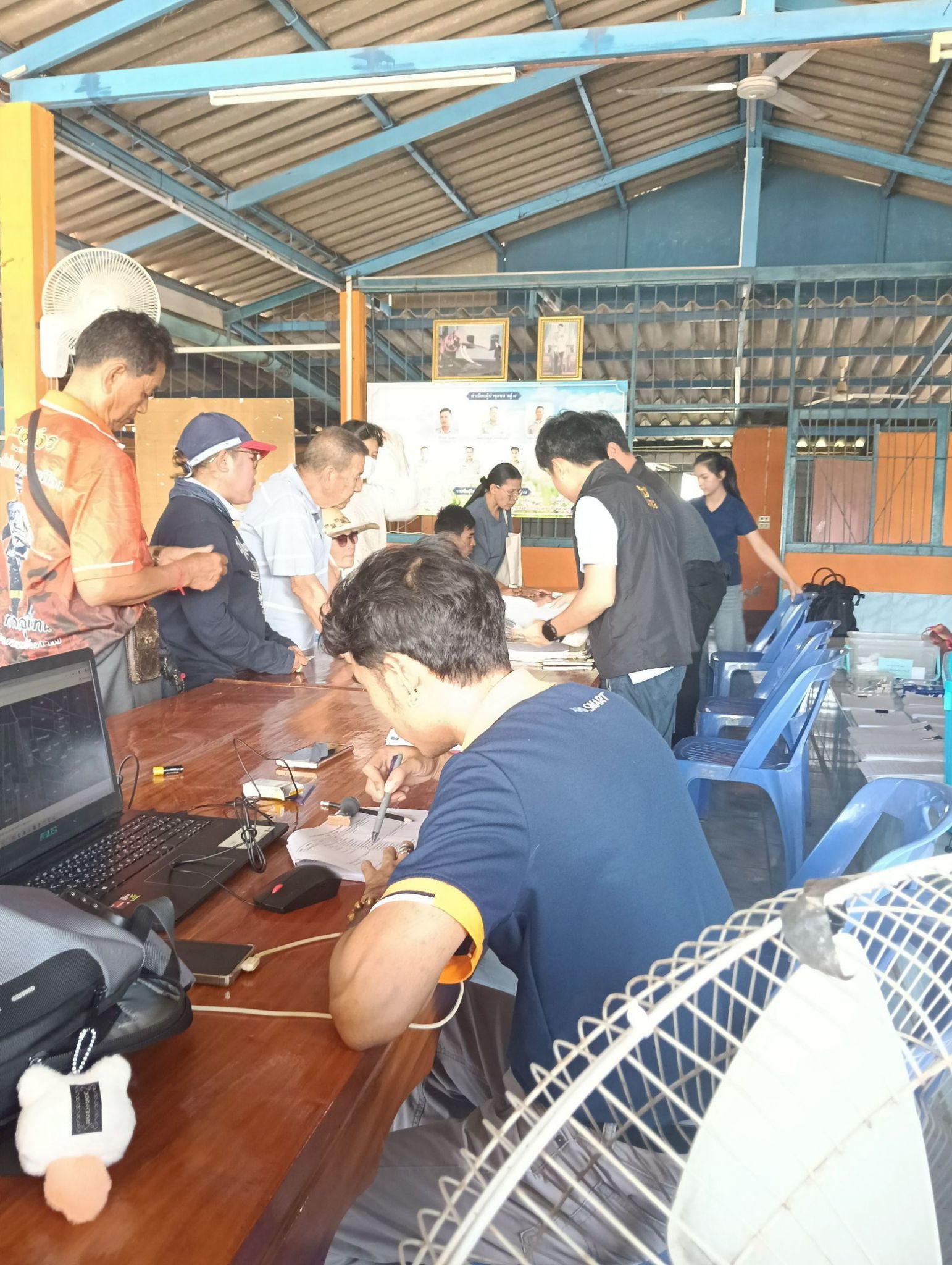 title - วันที่ 3 เมษายน 2569 นายวิทูล ประดิษฐ์บุญ ปฏิรูปที่ดินจังหวัดปราจีนบุรี มอบหมายให้ นายลิขิต ผันผ่อน ผู้อำนวยการกลุ่มกฎหมาย พร้อมด้วย เจ้าหน้าที่ ส.ป.ก.ปราจีนบุรี ลงพื้นที่ออกศูนย์บริการเคลื่อนที่ “Mobile Unit”  ยื่นคำร้องทั่วไปและปรึกษาข้อกฎหมายที่เกี่ยวข้องกับการปฏิรูปที่ดิน ณ เขาไม้แก้ว อำเภอกบินทร์บุรี จังหวัดปราจีนบุรี